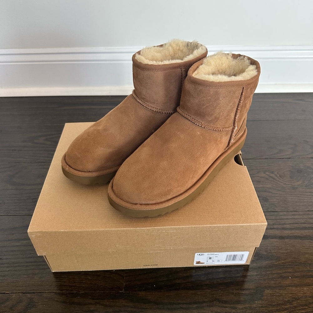 Ugg woman’s classic boot mini II size 8
